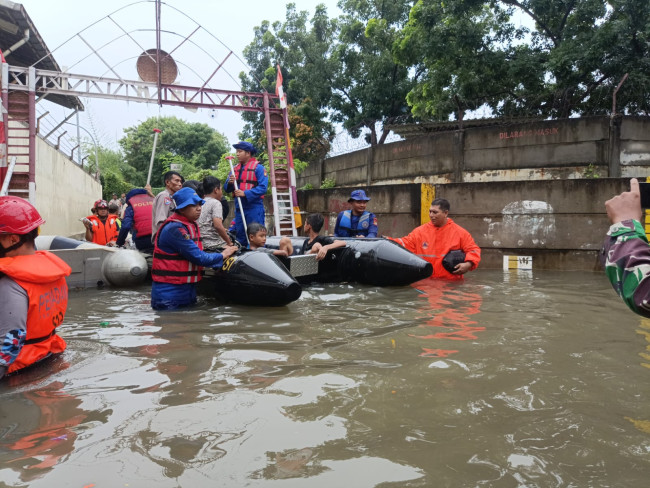 Banjir Masih Genangi 38 Ruas Jalan, BPBD DKI Jakarta Kerahkan Personel dan Siagakan Perahu Karet 1 IMG 20240229 WA0036