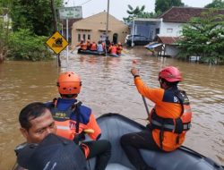 Petugas dan Warga Trenggalek Bergotong Royong Bersihkan Material Longsor di Jalan Desa