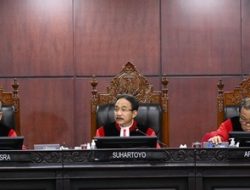 MK Tolak Gugatan Pilpres 2024, Hakim Arif Hidayat Soroti Campur Tangan Pemerintah