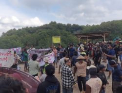 Warga Desa Winong Demo: Tuntut Izin Tambang PT. PMB Dicabut Akibat Rusaknya Akses Jalan