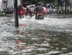 Banjir Melanda Ruas Jalan di Jakarta, BPBD Catat 26 RT dan 20 Ruas Jalan Terendam