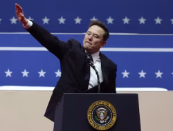 Isyarat Elon Musk saat pelantikan Trump dikritik