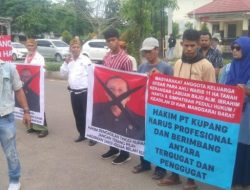 Keluarga Alm Ibrahim Hanta Demo PN Labuan Bajo, Kecewa 3 Majelis Hakim PT Kupang Lakukan Sidang Tambahan