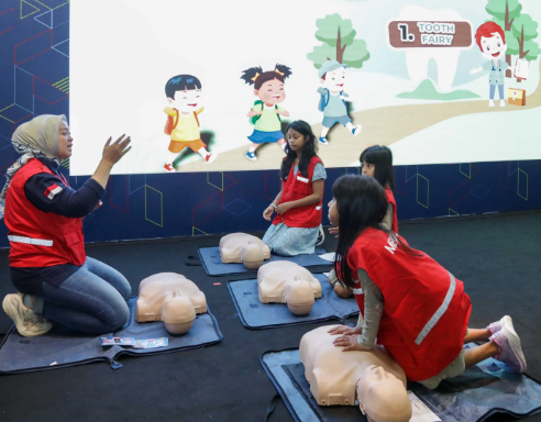 pertamina-edukasi-anak-anak-dengan-keterampilan-menyelamatkan-nyawa-rifda-hanifah-praktikkan-teknik-penyelamatan-tersedak