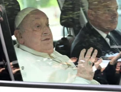 Paus Fransiskus Kembali Menuju Vatikan