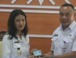 Potret Pemimpin Sejati: Wakil Bupati Kupang Antre Ganti KTP Seperti Warga Biasa