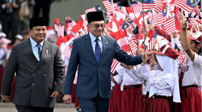 ribuan-pelajar-sambut-meriah-presiden-prabowo-dan-perdana-menteri-anwar-ibrahim-di-istana-merdeka-tanda-kedekatan-dua-negara-serumpun