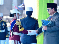 Momen Haru! Polisi Cilik Serahkan Karangan Bunga ke Presiden Prabowo dalam Upacara Hari Bhayangkara ke-79