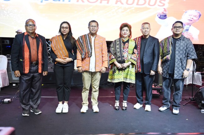 gereja-adalah-mitra-pembangunan-pesan-bupati-yosef-lede-di-tengah-kkr-tunbaun-yang-penuh-kasih