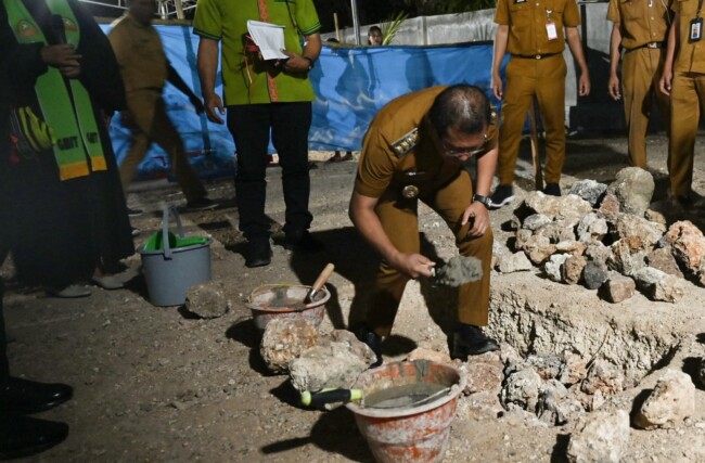 iman-bertumbuh-bupati-kupang-letakan-batu-pertama-gereja-ora-et-labora-oebaun