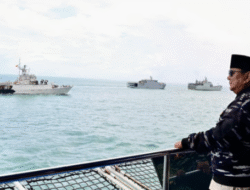 Presiden Prabowo Saksikan Presidential Inspection di Teluk Jakarta: Armada Laut Indonesia Unjuk Kekuatan