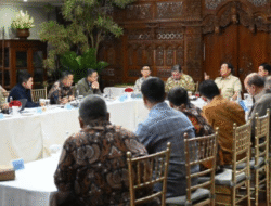 Presiden Prabowo Pimpin Pertemuan Strategis di Kertanegara: Bahas Stabilitas Keuangan dan Devisa Hasil Ekspor