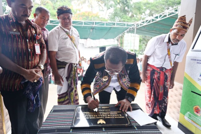 bupati-yosef-lede-resmikan-kantor-desa-besmarak-layanan-publik-siap-melompat