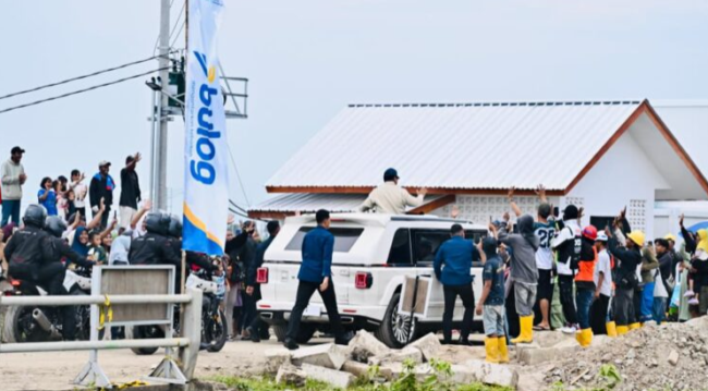 disambut-ribuan-warga-prabowo-tiba-di-karawang-untuk-umumkan-swasembada-pangan