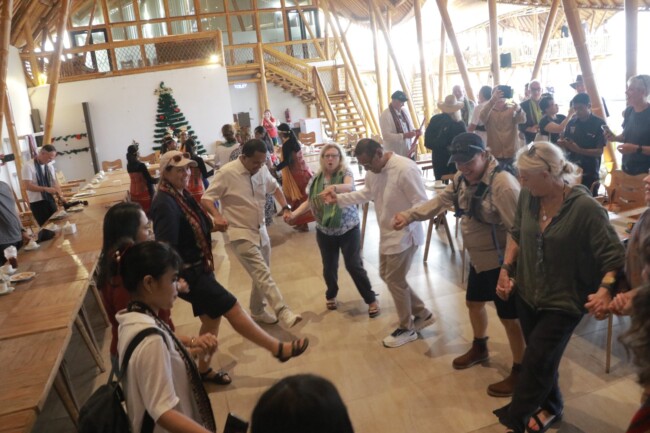 mengapa-wisatawan-australia-diajak-menari-dan-menyantap-pangan-lokal-di-kupang