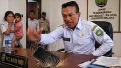 plt-kadis-pmd-malaka-emosional-banting-hp-di-hadapan-wartawan-dan-anak-kecil