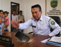Plt Kadis PMD Malaka Emosional, Banting HP di Hadapan Wartawan dan Anak Kecil