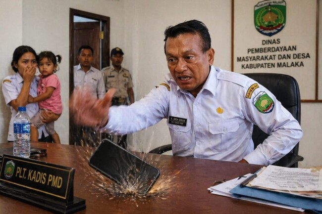 plt-kadis-pmd-malaka-emosional-banting-hp-di-hadapan-wartawan-dan-anak-kecil
