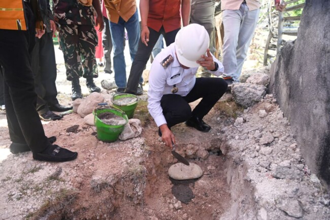 hut-ke-23-gmit-amanau-tablolong-yosef-lede-letakkan-batu-pertama-gedung-serbaguna