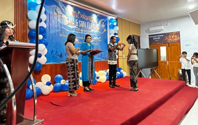 acara-pelepasan-sma-dan-smk-elpida-pdt-edwer-dethan-ajak-lulusan-pilih-kerja-atau-kuliah-2