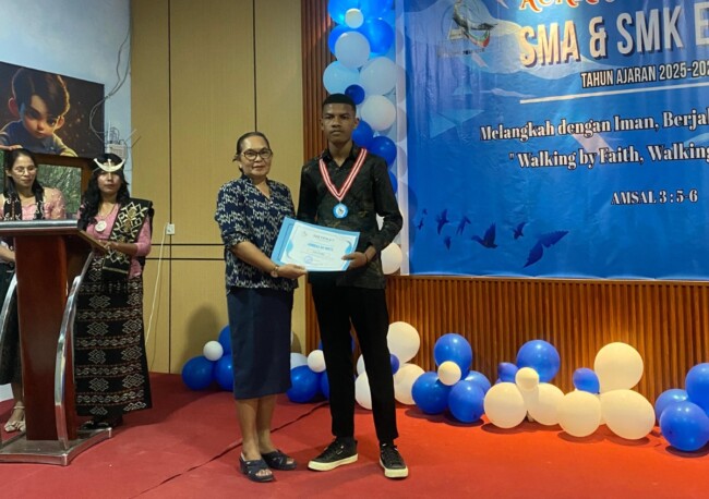 acara-pelepasan-sma-dan-smk-elpida-pdt-edwer-dethan-ajak-lulusan-pilih-kerja-atau-kuliah-2