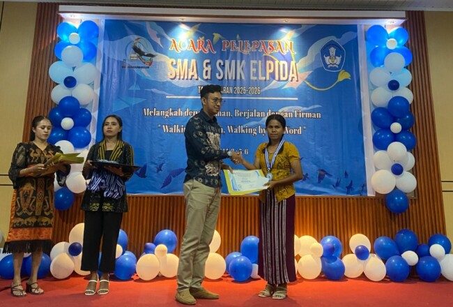 acara-pelepasan-sma-dan-smk-elpida-pdt-edwer-dethan-ajak-lulusan-pilih-kerja-atau-kuliah-2
