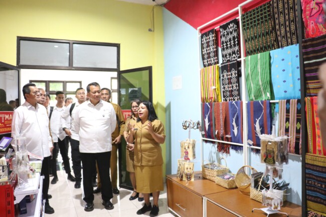 wamen-panrb-puji-tata-kelola-ntt-mart-produk-umkm-dinilai-naik-kelas