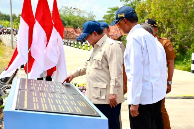 prabowo-resmikan-1-151-kilometer-jalan-daerah-di-37-provinsi-tekankan-infrastruktur-sebagai-urat-nadi-ekonomi-rakyat