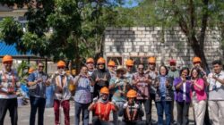 undana-iom-bangun-ruang-hmp-teknik-sipil-saat-pengungsi-dan-mahasiswa-belajar-bersama-di-lapangan
