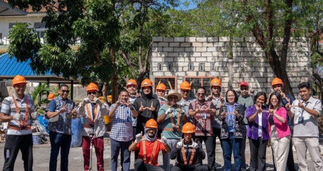undana-iom-bangun-ruang-hmp-teknik-sipil-saat-pengungsi-dan-mahasiswa-belajar-bersama-di-lapangan