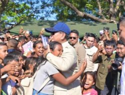 Presiden Prabowo di Tengah Anak-anak Pengungsi Nagekeo, Saat Tawa Kecil Mengalahkan Sunyinya Bencana