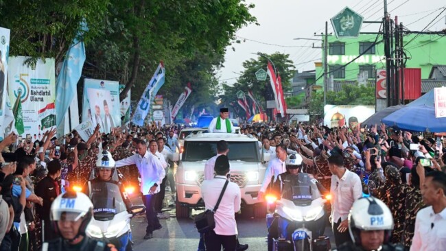 muktamar-ke-35-nu-di-jombang-kedatangan-prabowo-diwarnai-jabat-tangan-dengan-warga