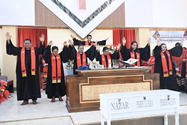 pentahbisan-gereja-gmit-ekklesia-airkom-yosef-lede-tantang-jemaat-perkuat-iman-dan-bangun-karakter-generasi-muda