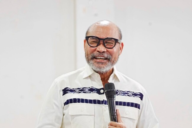 dukung-pendidikan-berbasis-teknologi-dan-usaha-viktor-laiskodat-salurkan-13-komputer-dan-5-mesin-es-krim
